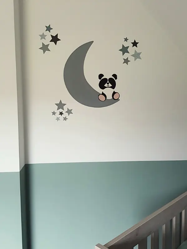 Oudgroene babykamer met een behangsticker van een zittende pandabeer op een maan